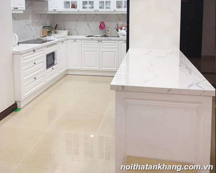 Tủ bếp góc chữ U kết hợp bàn bar gỗ MDF chống ẩm phun sơn