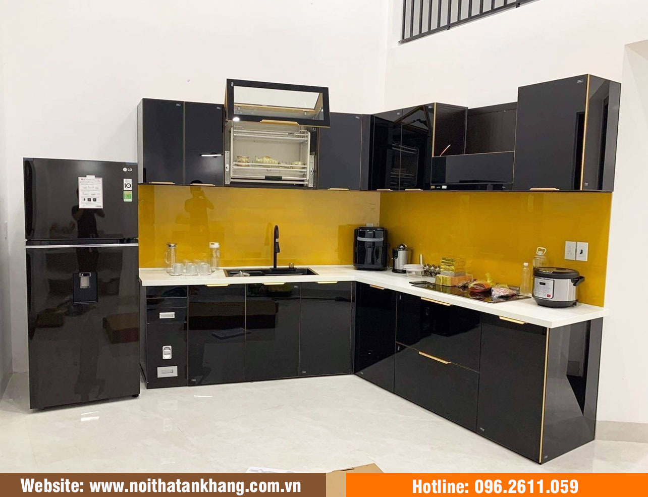 Tủ bếp cánh kính hiện đại - Mẫu 04