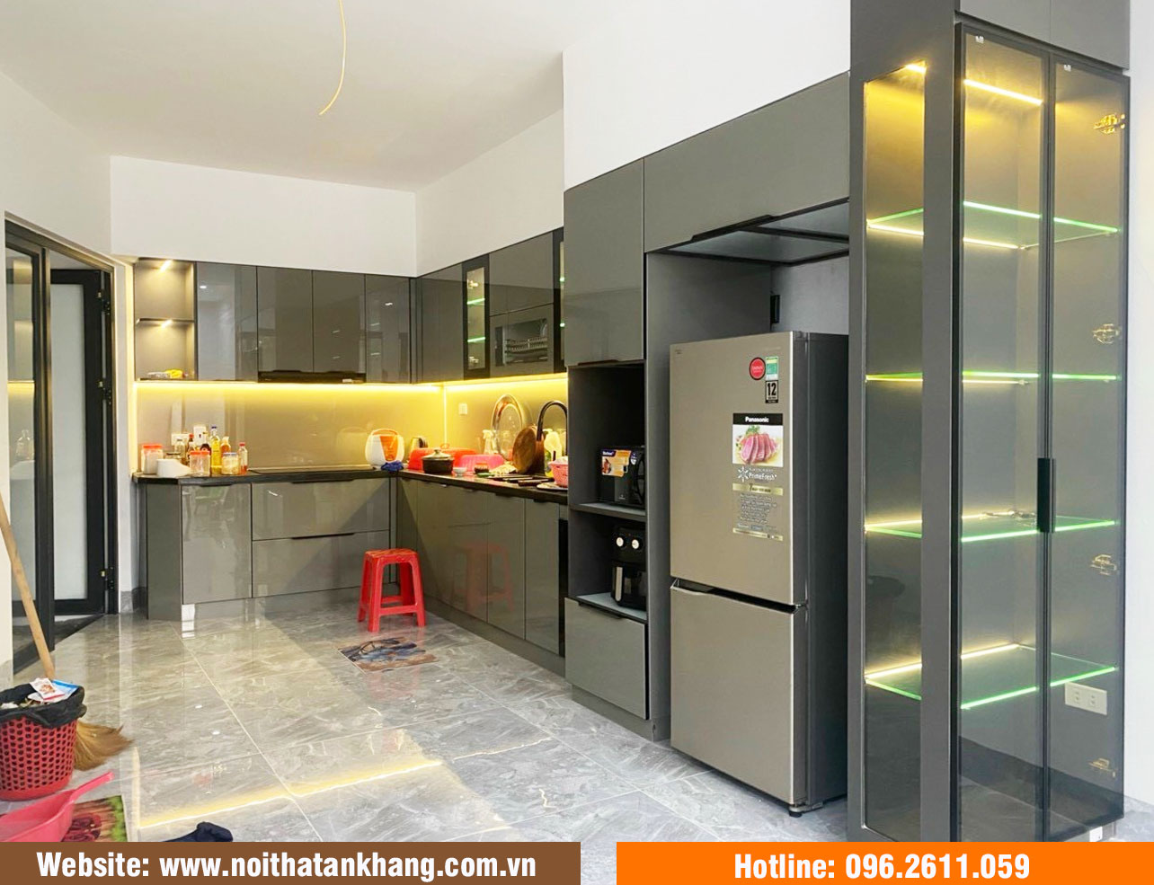 Tủ bếp cánh kính hiện đại - Mẫu 06